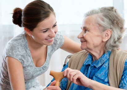Betreuungskraft serviert Frühstück für Seniorin in Wiesbaden. 24-Stunden-Pflege und Seniorenbetreuung zuhause, individuelle Betreuung im Alltag.