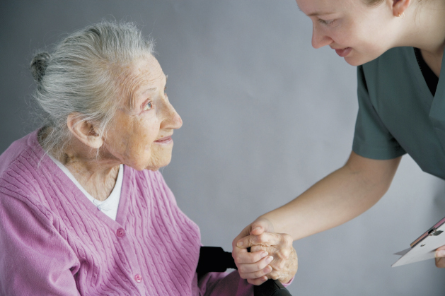 Seniorin erhält liebevolle Unterstützung von ihrer Betreuungskraft in Heidelberg – 24-Stunden-Betreuung, Grundpflege und Alltagsbegleitung, selbstbestimmt zuhause leben.