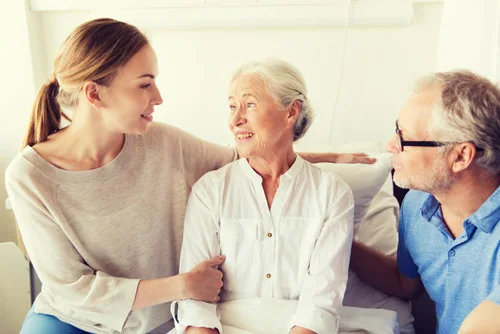 Betreuerin begleitet Seniorin und Senior liebevoll – Begleitservice der Märkischen Seniorenhilfe