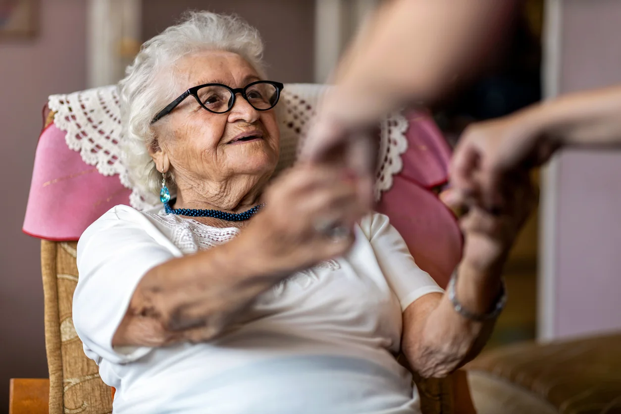 Betreuungskraft unterstützt eine Seniorin – Referenzen aus Spanien
